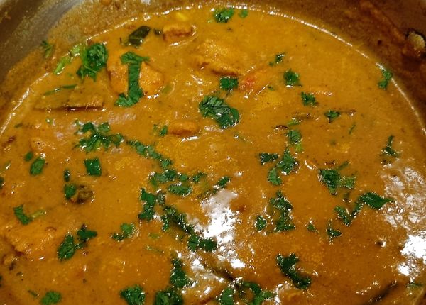 Homestyle chicken curry cooked fresh by a Qwikly chef